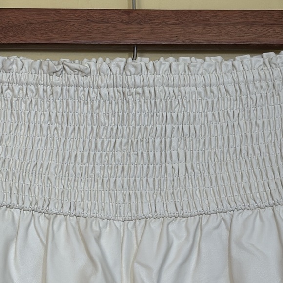 TCEC | Palmer Cream White Wide Smocked Waist Faux Leather Flare Shorts Small - Picture 4 of 12